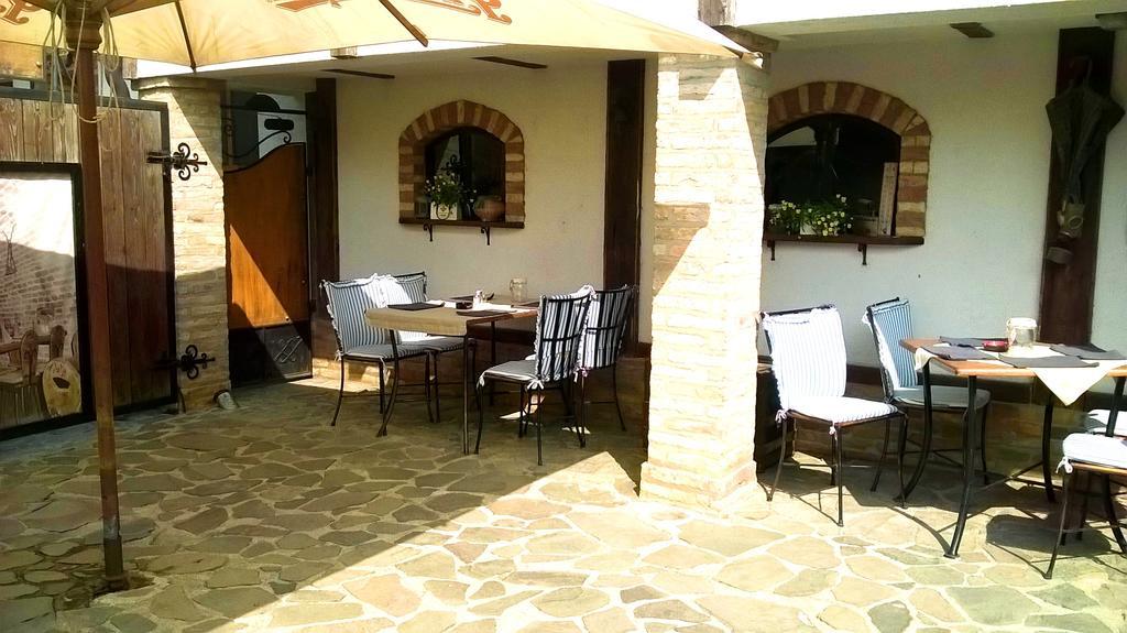 Penzion A Restauracia Toldi Ґаланта Екстер'єр фото